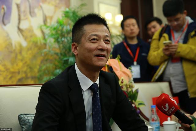 她身子摇摇晃晃，手里的拐杖也啪的一声摔在了地上。